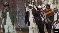 افغانستان: پخواني طالب وسله وال په هرات کې د افغان حکومت د ملي پخلاینې پروګرام لاندې یوې غونډې ته دخپل ځانونو تسلیمېدو لپاره روان دي.۱۷ جنوري ۲۰۱۲ 