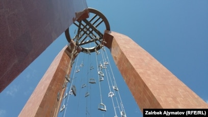 Транссексуалды секс Камерамен түсірілген көліктегі секс видеосы