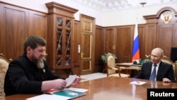 Ramzan Kadîrov (stânga) cu Vladimir Putin la Moscova, pe 29 aprilie 2026.