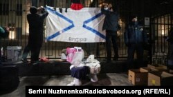 Kyivdeki Rusiye elçihanesi ögünde aktsiya