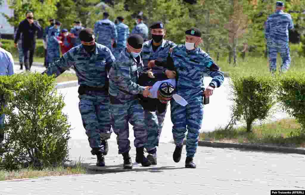 Нур-Султанда акцияга чыккан адамды полиция кармап кетти.&nbsp; &nbsp;