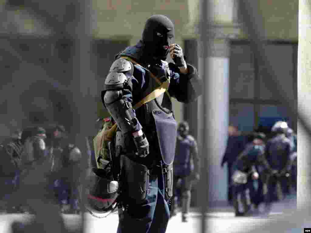 Gruzija - Specijalci čuvaju parlament - Za vrijeme protesta dobro opremljeni gruzijski specijalci čuvaju parlament da se predsjedniku ne dogodi ono što je on uradio svom predhodniku - osvojio je parlament i preuzeo vlast prije nekoliko godina.