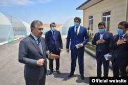 Chortoq tumanidagi Baland adir issiqxonasi mualliflari Shavkat Mirziyoyev bilan. 2020 - yil 26 - iyun