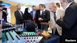 Generalni direktor Međunarodne agencije za atomsku energiju (IAEA) Rafael Grossi posjetio je izložbu iranskih nuklearnih dostignuća u Teheranu, Iran, 17. aprila 2025. 