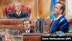 Рік Ґейтс (п) свідчить на суді в Александрії 7 серпня 2018 року, погляд художника. Робити фото і відео в судах у США для ЗМІ заборонено