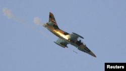 یک جنگنده ارتش سوریه در حال بمباران مناطقی در اطراف حلب