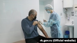 Сергея Аксенова прививают от коронавируса (иллюстративное фото)