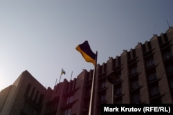 Украинские флаги над зданием обладминистрации и на флагштоке рядом с ним