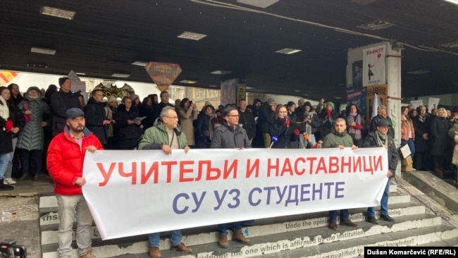 Profesori i nastavnici na protestu ispred Filozofskog fakulteta u Beogradu, 20. januar 2025.