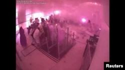 На цьому кадрі з відеозапису, наданого Міністерством інформації Саудівської Аравії, видно дим і вогонь, а також реакцію людей у ​​момент удару по аеропорту в Ер-Ріяді (Саудівська Аравія) 10 жовтня 2026 року