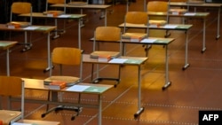 O clasă de liceu, din Berlin, se pregătește să reprimească elevi. 