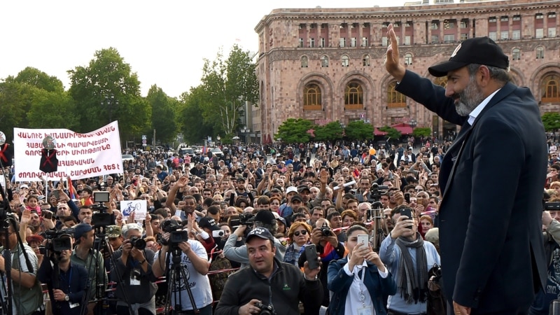 Армения: премьерликке талапкер Пашинян элчилер менен жолукту