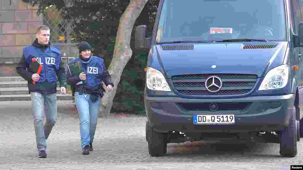ГЕРМАНИЈА - Шест луѓе се убиени денеска во пукање во малиот град Рот ам Зее во јужна Германија, јавува германската агенција ДПА повикувајќи се на свои извори. Полицијата од соседниот град Аален на својот профил на социјалната мрежа Твитер објави за голема полициска акција во Рот ам Зее по пукањето во кое загинале неколку лица, а има и повредени.