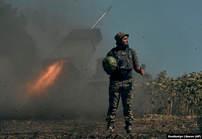 Донбасс аймағындағы шайқаста жүрген украиналық әскери. 3 қыркүйек, 2022 жыл.