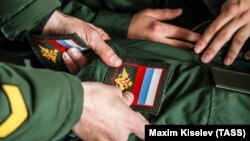 У відомстві зазначають, що, на відміну від більшості західних армій, Росія «надає базове навчання низького рівня солдатам у призначених оперативних підрозділах, а не спеціальних навчальних закладах»