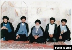 مقتدی صدر (چپ) و پدرش آیت‌الله سیدمحمد صدر (وسط)