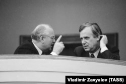 Президент РСФСР М. С. Горбачев и председатель Совета министров СССР Н. И. Рыжков во время съезда в Большом Кремлевском дворце