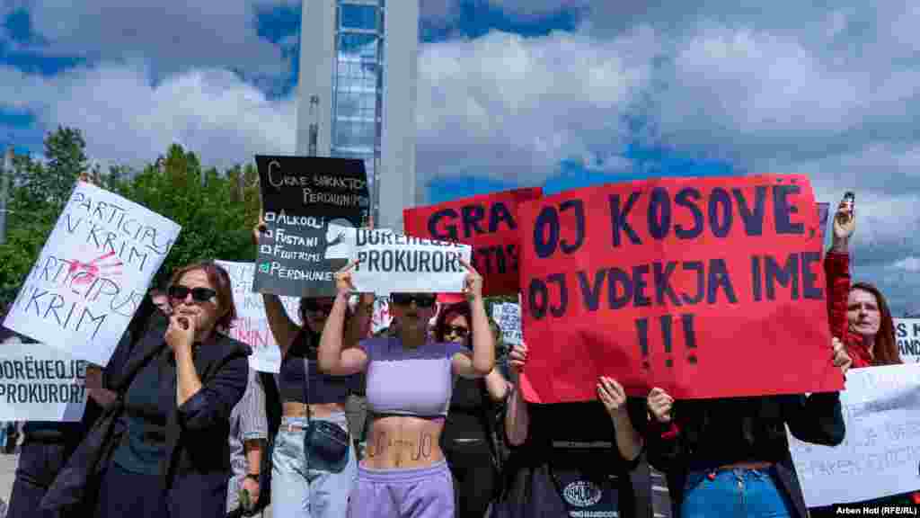 Më 5 shtator, në Prishtinë qindra qytetarë protestuan kundër dhunës ndaj grave dhe vajzave.&nbsp;