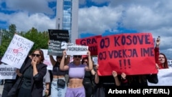 Një protestë në Prishtinë kundër dhunës ndaj grave.