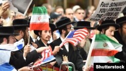 تجمع گروهی از یهودیان ارتدوکس در میدان تایم نیویورک در ۳۱ تیرماه ۹۴ در مخالفت با توافق هسته‌ای با ایران