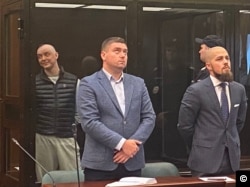 Ivan Safronov (stânga) la Tribunalul din Moscova în ziua anunțării verdictului, la 5 septembrie 2022. Foto: Serviciul de presă al Tribunalului Municipal din Moscova.