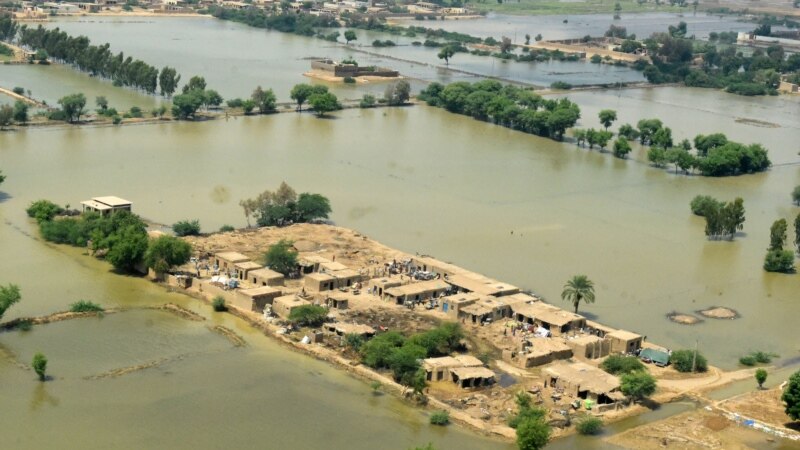 Пакистан пренасочува огромно езеро за да ги заштити населените области