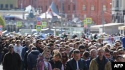  Хора чакат на опашка, с цел да отдадат последна респект на Михаил Горбачов. 