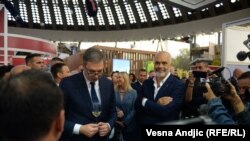 Predsednik Srbije Aleksandar Vučić i premijer Albanije Edi Rada na Sajmu vina organizovanom u okviru inicijative Otvoreni Balkan, 1. septembra 2022. u Beogradu