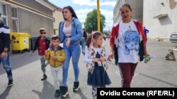 Părinții copiilor care îi aduc la școală spun că educația este importantă, chiar dacă locuiesc în condiții din cele mai crunte. Entuziasmul scade adesea pe parcurs, pe fondul condițiilor sociale, spune conducerea școlii.