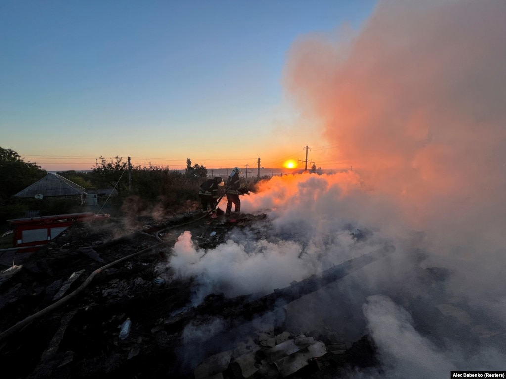 Zjarrfikësit ukrainas duke shuar zjarrin në një shtëpi pas një sulmi ushtarak rus në Bakhmut në rajonin e Donjeckut.