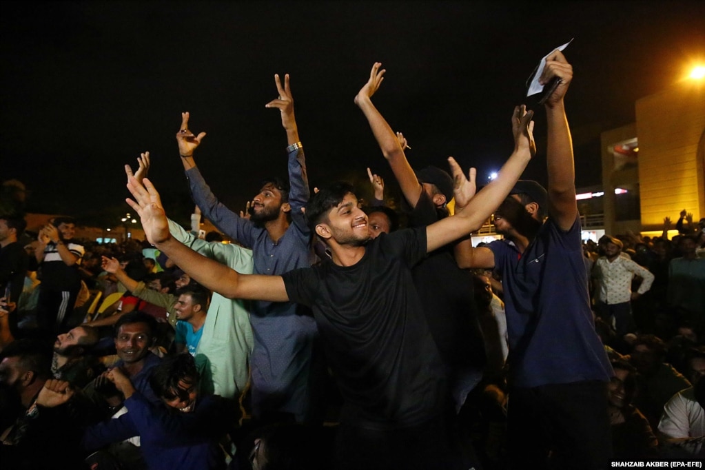 Tifozët pakistanezë të kriketit në Karaçi duke shikuar transmetimin e drejtpërdrejtë të ndeshjes ndërmjet Indisë dhe Pakistanit, e vlefshme për Kupën e Azisë.