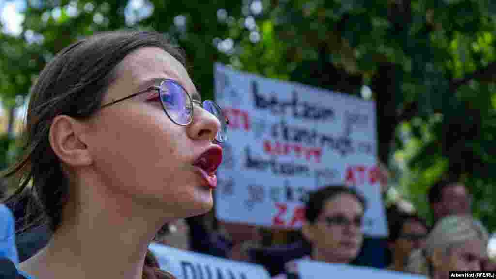 Kjo ishte protesta e dytë e organizuar nga Kolektivi për Mendim dhe Veprim Feminist, pasi u bë publik lajmi për dhunimin e një 11-vjeçareje në një park të Prishtinës më 27 gusht.&nbsp;