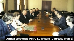 Petru Lucinschi în vizită la Mihail Gorbaciov, cu prilejul aniversării vârstei de 60 ani. Sala de ședințe a secretariatului Comitetului Central al Partidului Comunist al Uniunii Sovietice (PCUS), 2 martie 1991