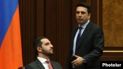Armenia - Parliament speaker Alen Simonian (right) and his deputy Ruben Rubinian talk during a session of the National Assembly, Yerevan, September 8, 2022.