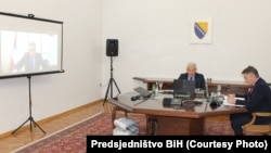 Milorad Dodik se na sjednicu Predsjedništva BiH 2. septembra 2022. uključio videolinkom. Na fotografiji su druga dva člana Šefik Džaferović (u sredini) i Željko Komšić (desno)