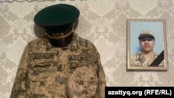 Военная форма и портрет Бекбола Мираша, который, по словам командиров, совершил суицид на погранзаставе, где служил 