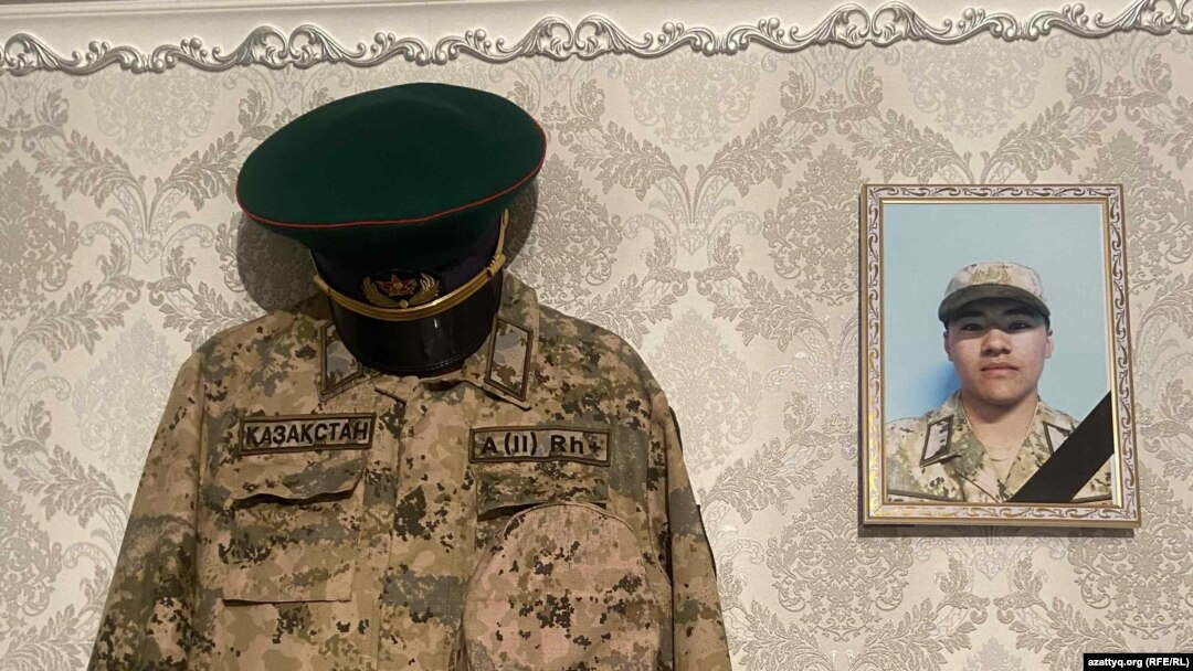 Екі адам трахают бір аққұбалар в площадка киски Порно веб-камераларды көру