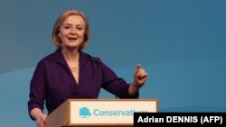 Liz Truss a devenit premierul Marii Britanii în urma unei curse interne din partidul conservator, ci nu ca rezultat al alegerilor.