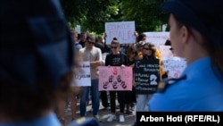 Protestë në Prishtinë kundër dhunës seksuale ndaj vajzave dhe grave. 