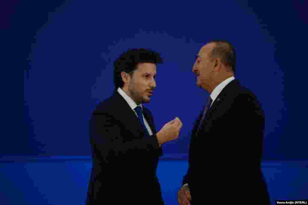 Premijer Crne Gore u tehničkom mandatu Dritan Abazović i ministar spoljnih poslova Turske Mevlut Čavušolu u razgovoru pred početak Samita.