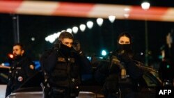 Forca të sigurisë në Paris, në zonën ku ka ndodhur sulmi më 2 dhjetor.