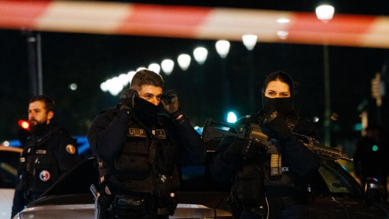 Sulm në Paris me thikë e çekan: Një person i vdekur, dy të plagosur