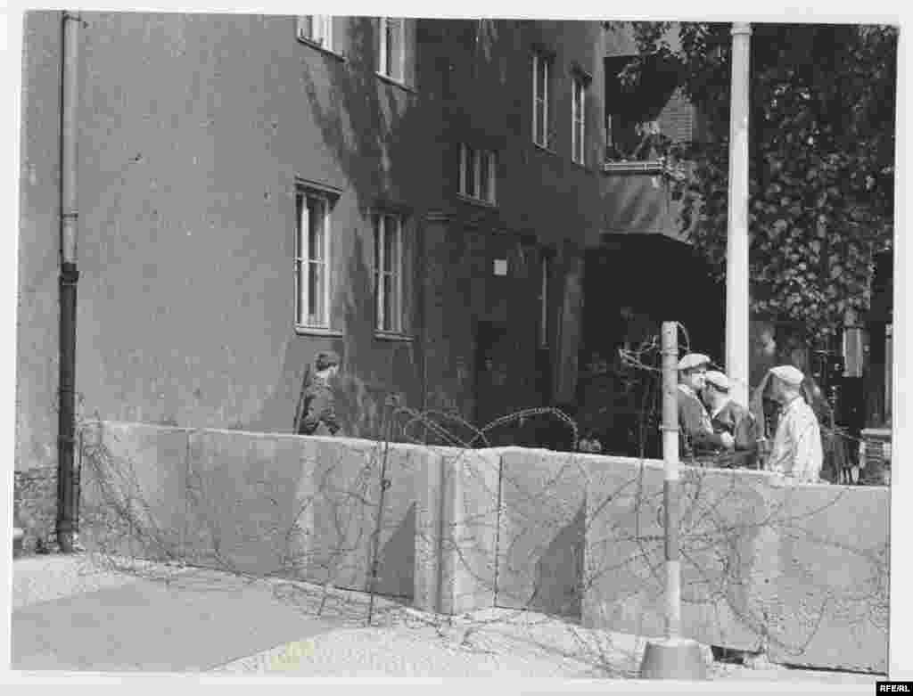 Një pjesë e murit të përkohshëm në Berlin. Në javën e parë të ndarjes së Berlinit, autoritetet e Gjermanisë Lindore ngrenë një gardh prej telash me gjemba, dhe dislokuan patrulla të shumta të armatosura. Ndërtimi i murit të vërtetë do të niste nja një javë më vonë.