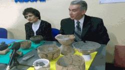 Габріелла Потушняк та Йосип Кобаль презентують колекцію доісторичних скарбів.