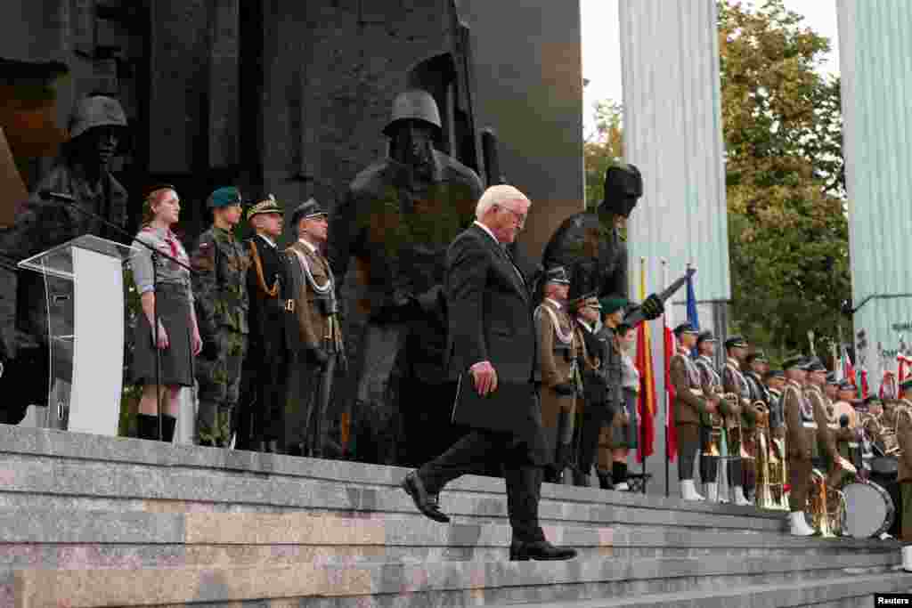 El a numit-o &bdquo;unul dintre cele mai eroice capitole din istoria Poloniei&rdquo;. Steinmeier nu a ezitat să facă o paralelă între acest eveniment istoric și situația din Ucraina de astăzi, aflată în război cu Rusia. El a spus că nimeni &bdquo;nu luptă mai curajos și mai eroic decât poporul ucrainean&rdquo;.