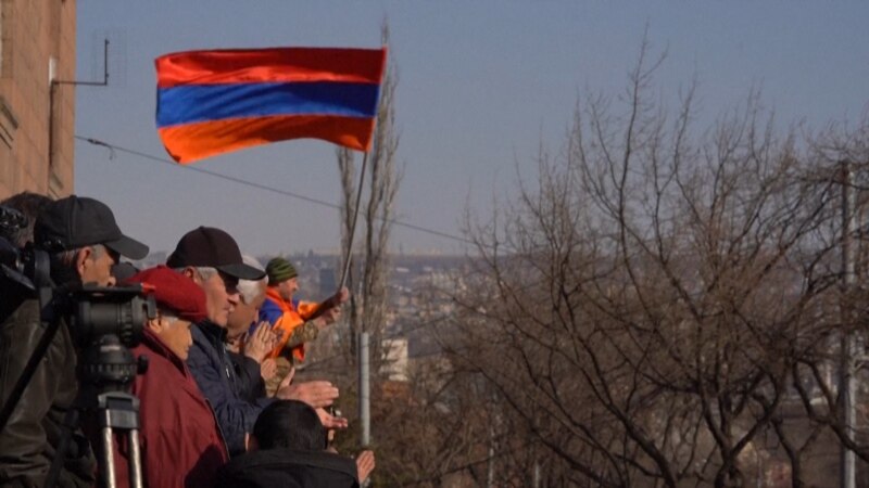 Армян коргоо министрлиги: Куралдуу күчтөр саясий жүрүмгө кийлигишпейт