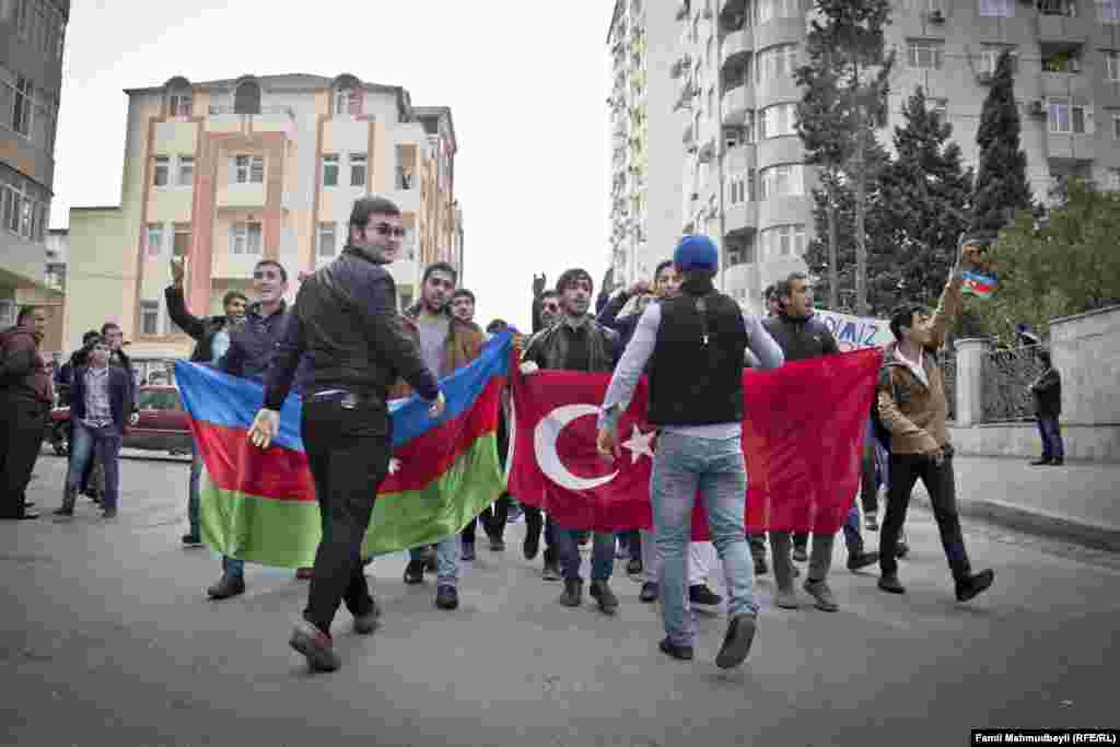 Gənclər şüarlar səsləndirərək stadiona daxil olmaq istəyirlər, amma...