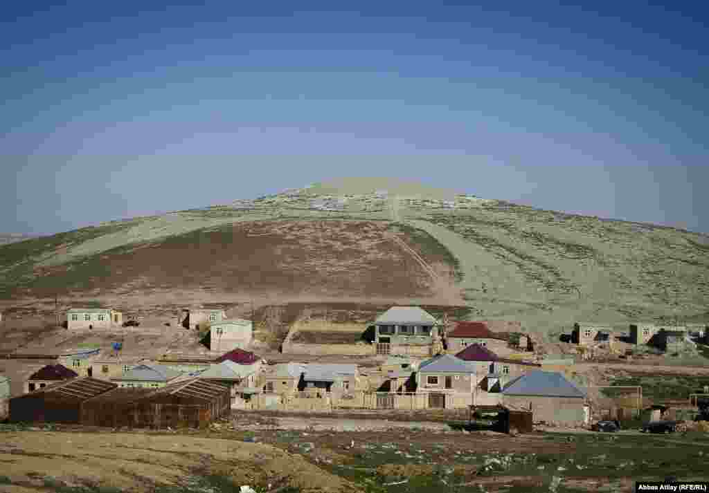 Bakının Binəqədi rayonunda adsız bu palçıq vulkanı rayonun bir çox yerindən görünür. Uzun illərdir yatmış olsa da bir gün oyanacağı mütəxəssislər də tərəfindən də ehtimal edilir.