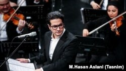 همایون شجریان، خواننده موسیقی سنتی ایران یکی از کسانی بود که در جریان اعتراضات اخیر ممنوع الخروج شد