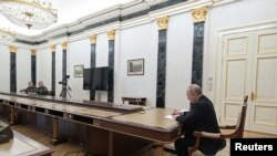  Руският президент Владимир Путин на среща с министъра на защитата Сергей Шойгу и началника на Генералния щаб на съветските въоръжени сили Валерий Герасимов в Москва, Русия, 27 февруари 2022 година 